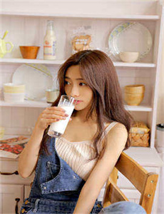 美女露波